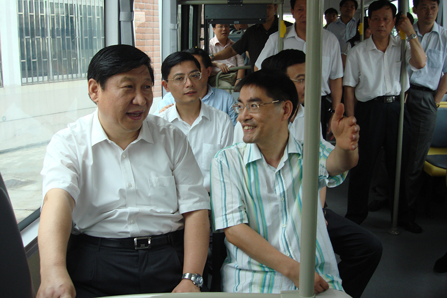2007年國家主席習(xí)近平（時(shí)任上海市市委書記）試乘申龍汽車首輛氫燃料電池公交車，并在試乘后給予了高度評價(jià)