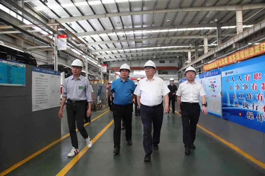 2021年6月7日山東省菏澤市人大常委會主任、黨組書記尹玉明、菏澤市政府副市長曹升靈等一行蒞臨上海申龍考察調(diào)研