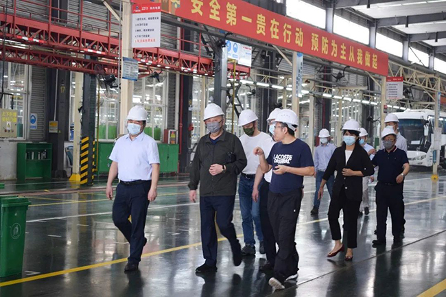 南寧市委常委、常務(wù)副市長、市委秘書長劉勝友一行到廣西申龍汽車制造有限公司考察調(diào)研指導(dǎo)工作